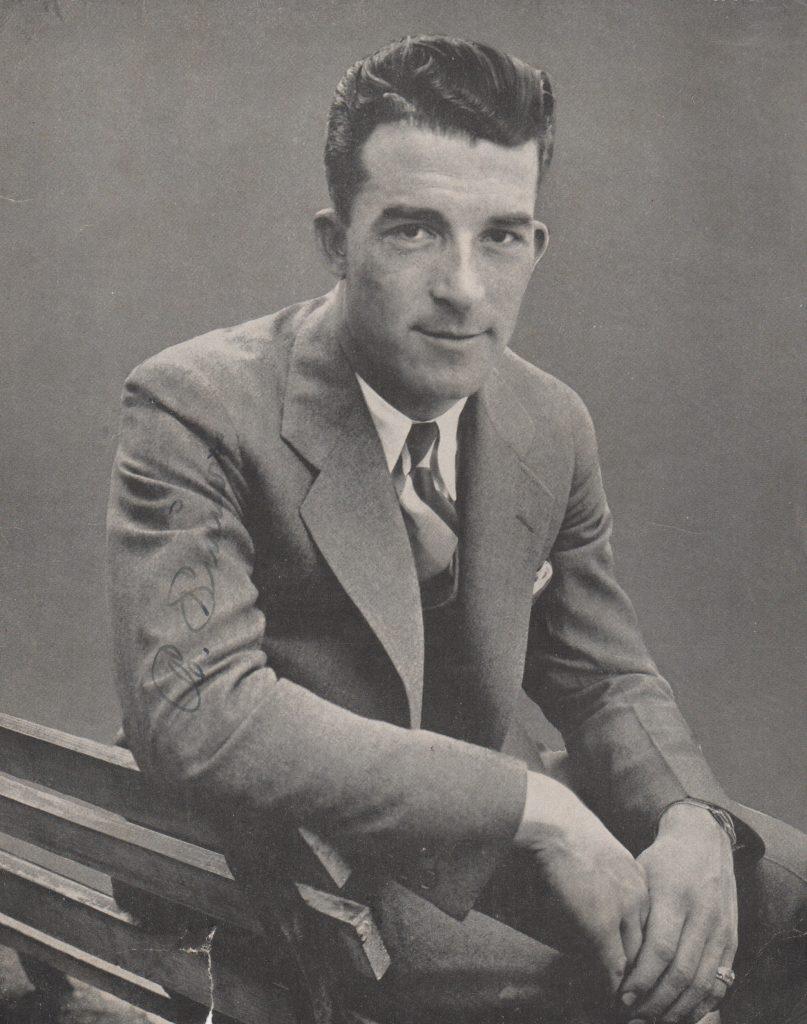 After starting his career with 9 seasons in Philadelphia, Simmons moved to Chicago in 1933